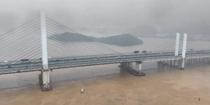 广东佛山九江大桥防撞墩受船舶擦碰，船只沉没